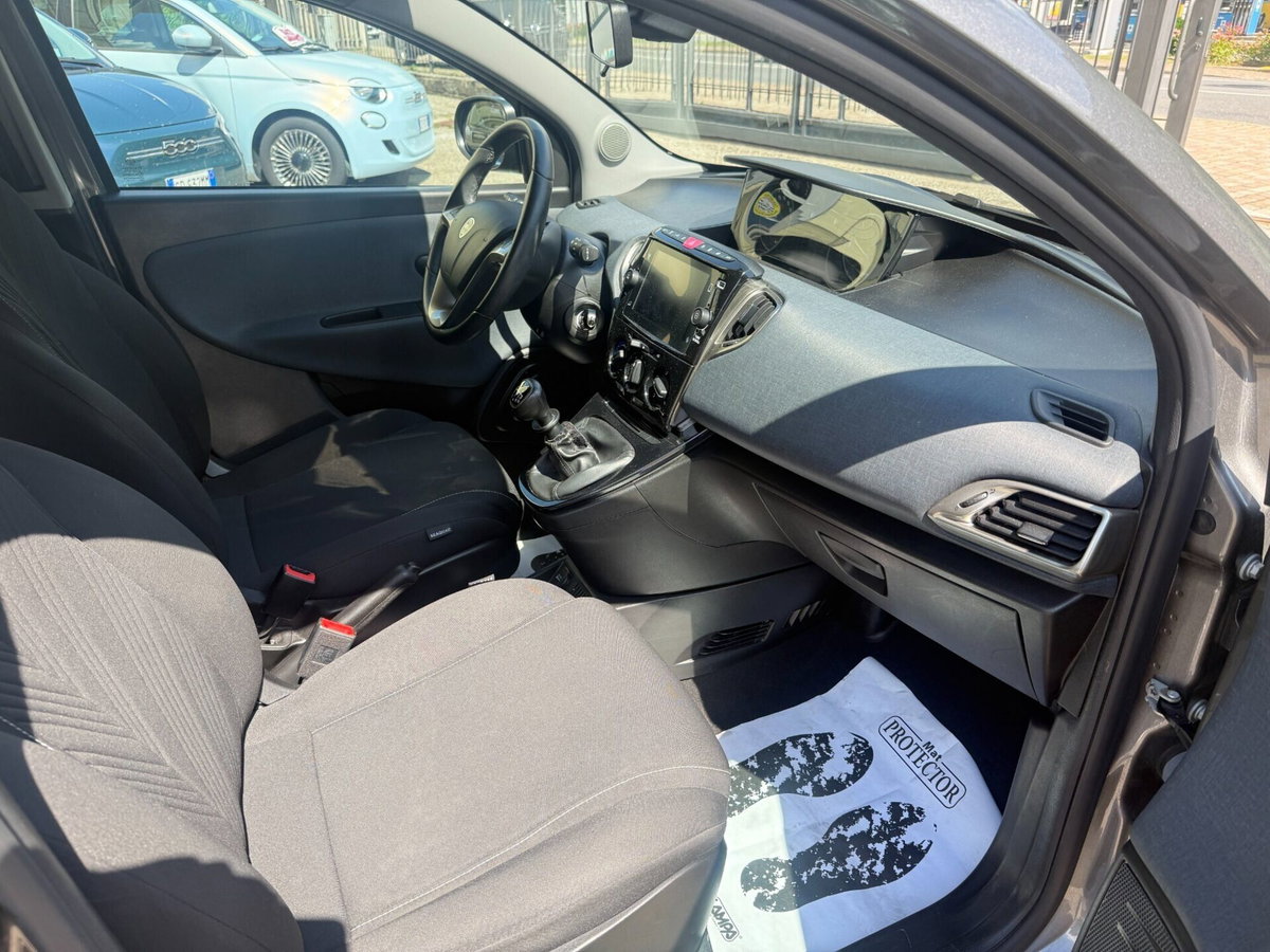 Lancia Ypsilon 1.0 FireFly 5 porte S&S Hybrid Ecochic Gold (8)