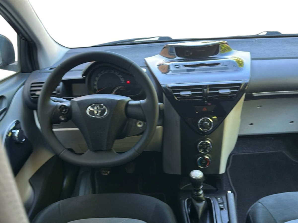 Toyota iQ 1.3 CVT Style (11)