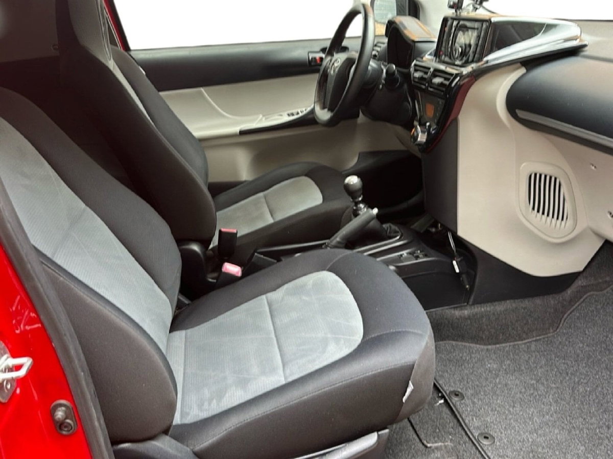 Toyota iQ 1.3 CVT Executive (10)