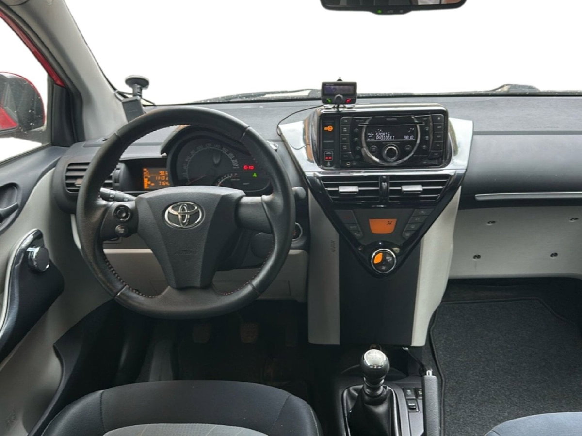 Toyota iQ 1.3 CVT Executive (11)