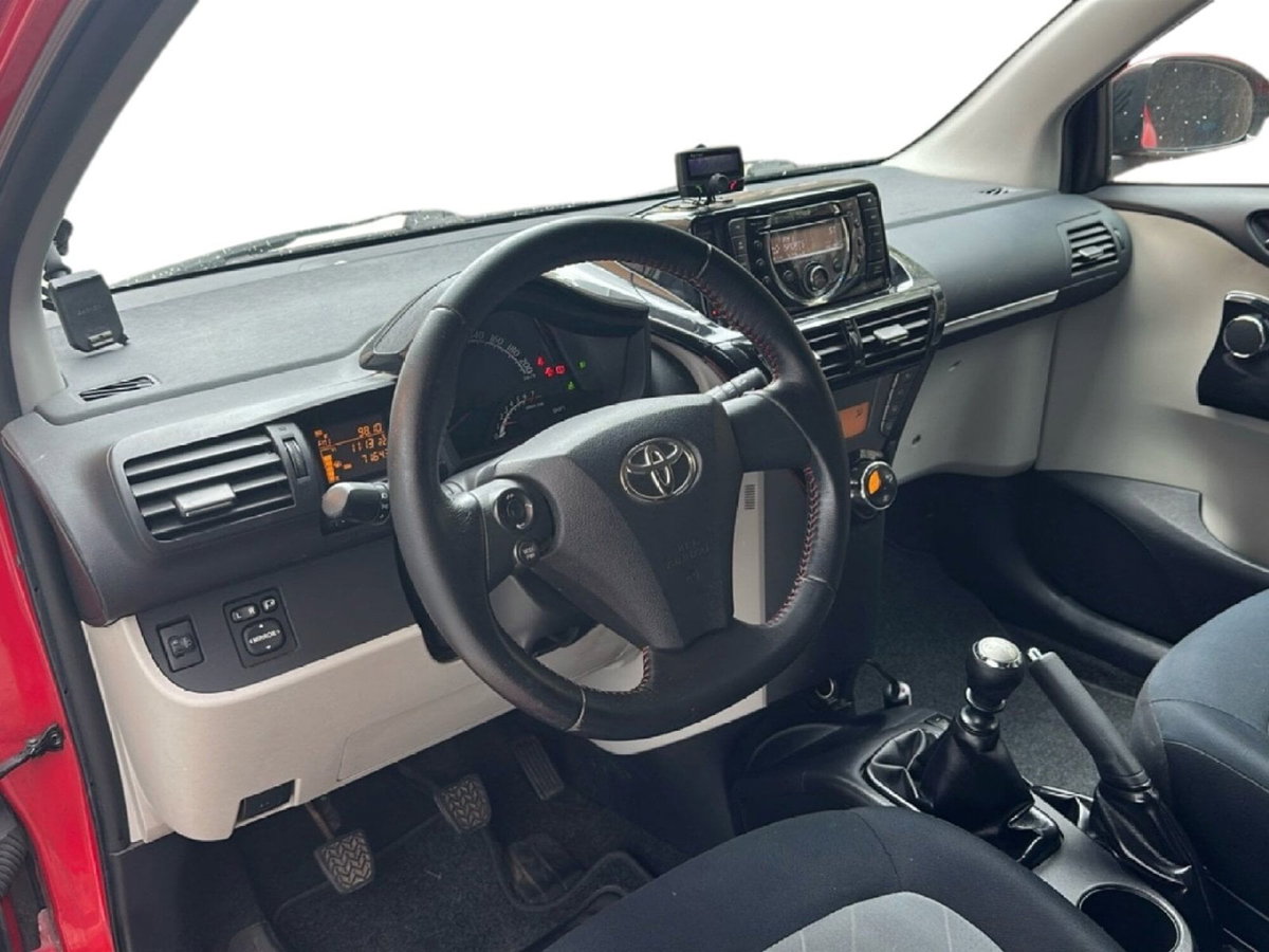 Toyota iQ 1.3 CVT Executive (12)