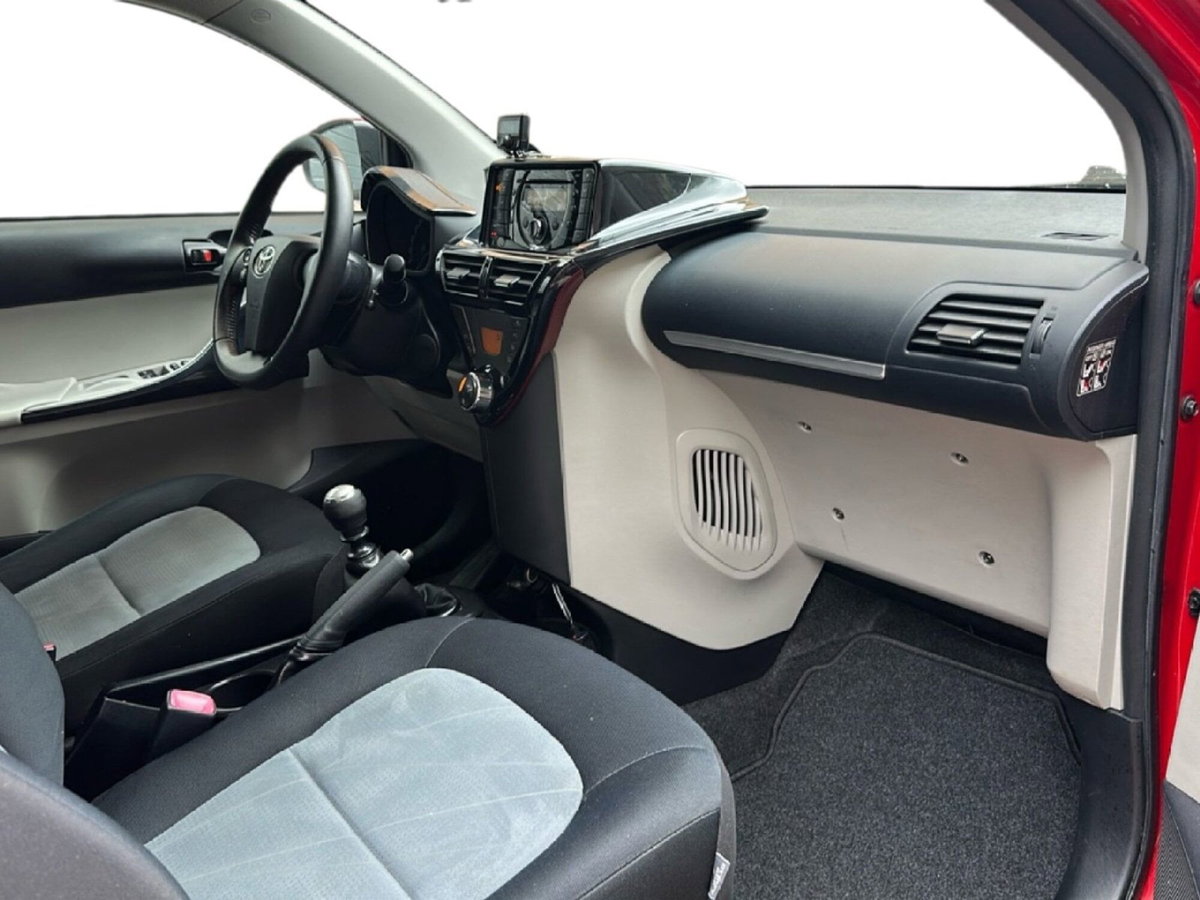 Toyota iQ 1.3 CVT Executive (14)