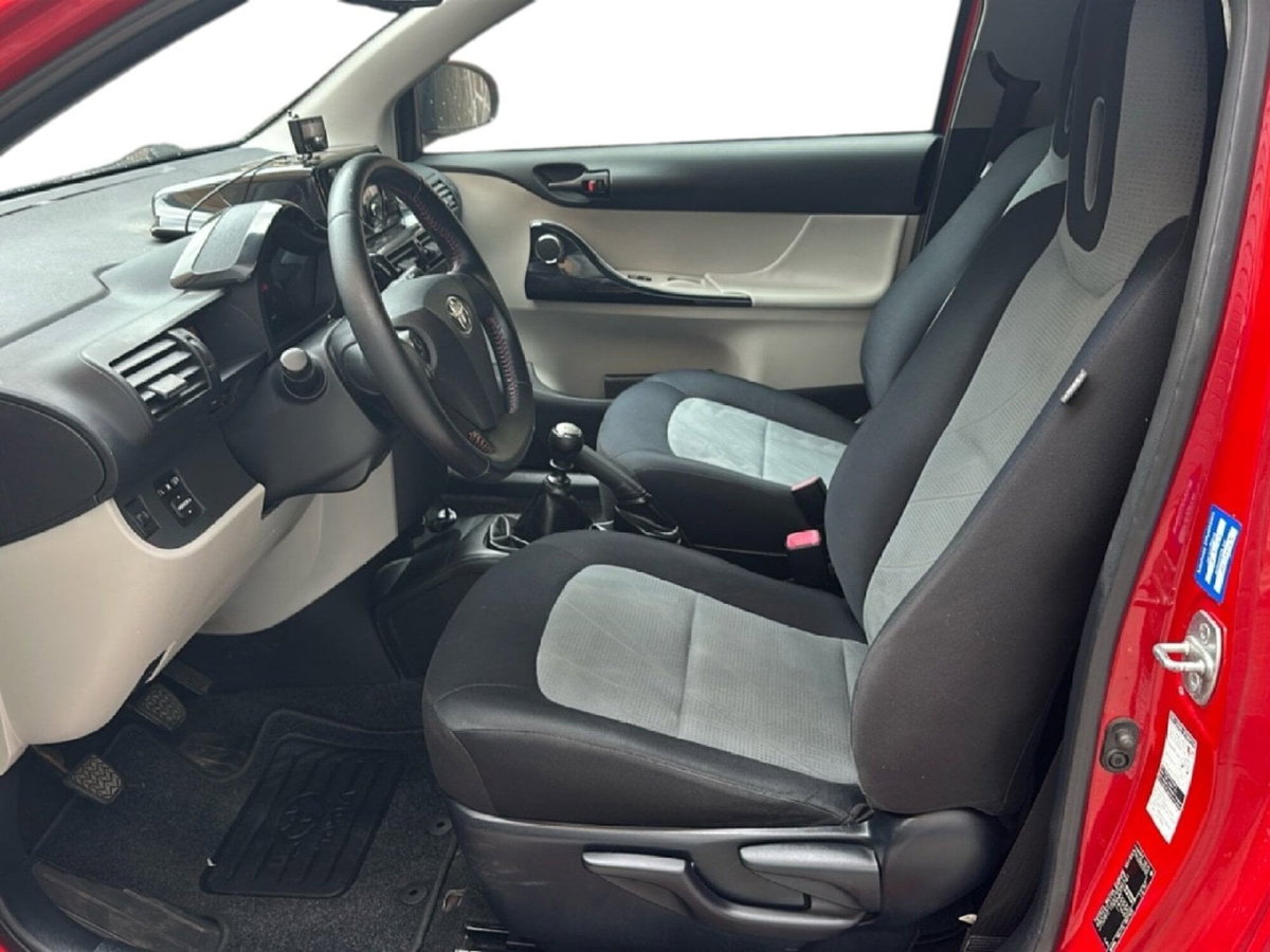 Toyota iQ 1.3 CVT Executive (9)