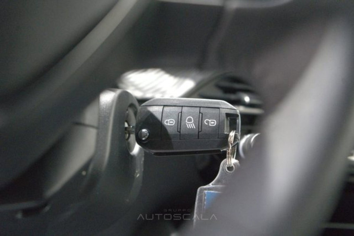 Peugeot 2008 1.2 puretech Allure s&s 100cv (16)