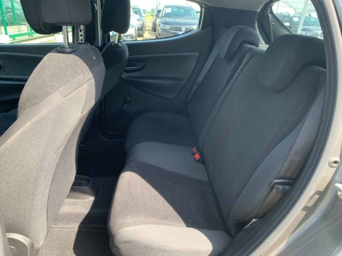Lancia Ypsilon 1.2 69 CV 5 porte Platinum (10)