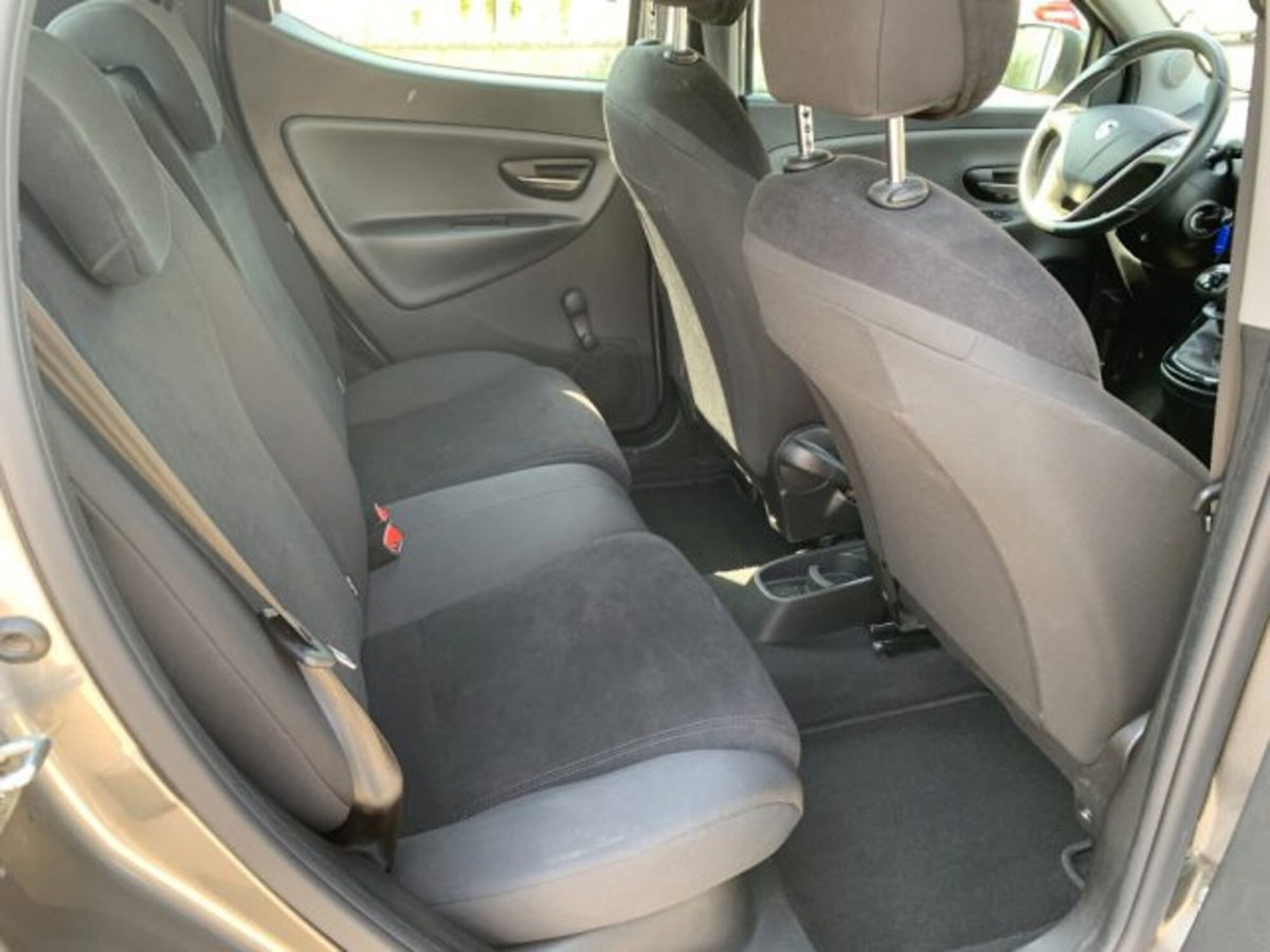 Lancia Ypsilon 1.2 69 CV 5 porte Platinum (11)