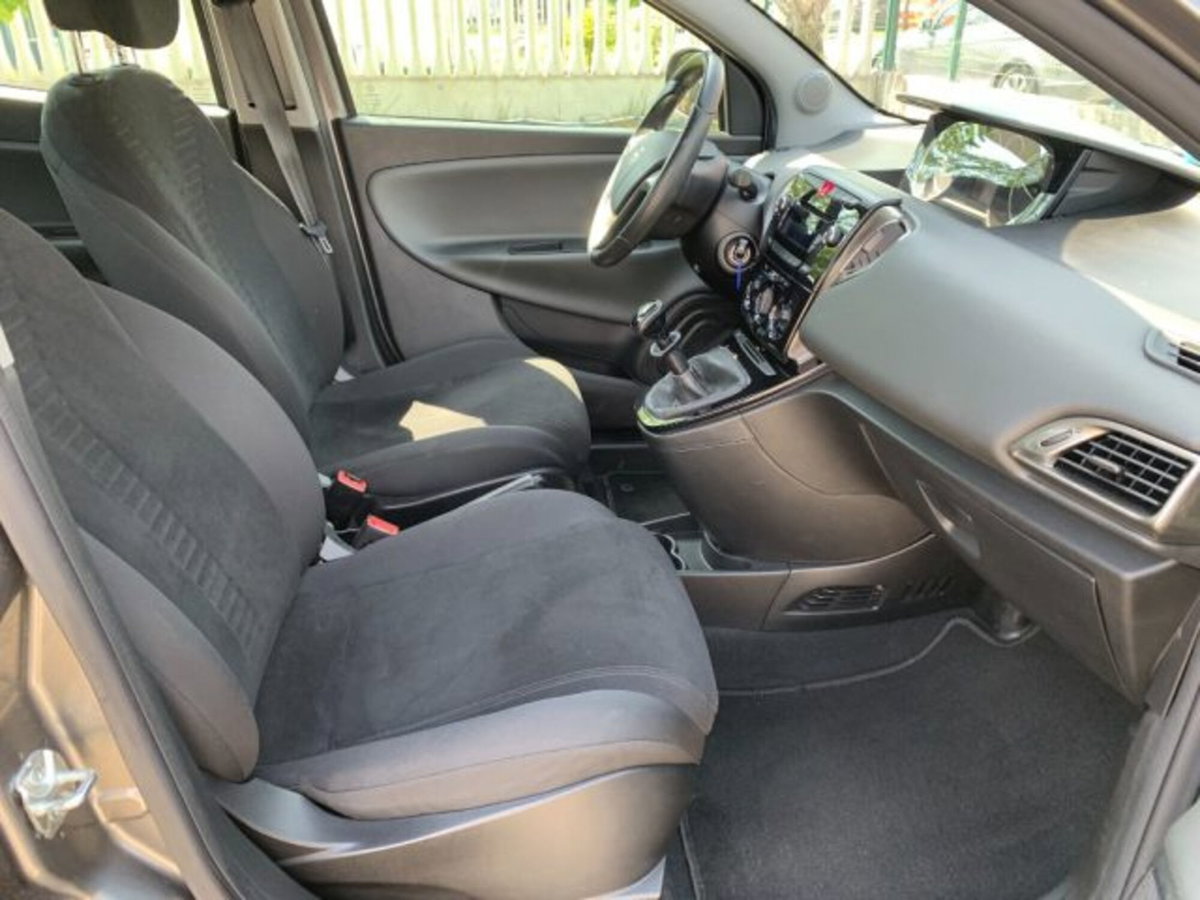 Lancia Ypsilon 1.2 69 CV 5 porte Platinum (12)