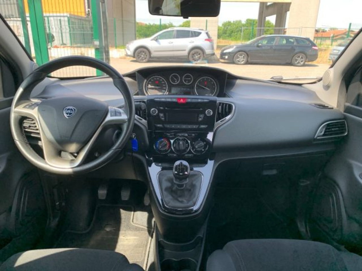 Lancia Ypsilon 1.2 69 CV 5 porte Platinum (13)