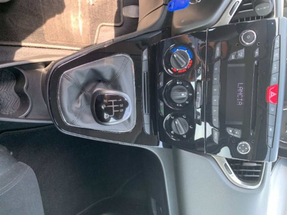 Lancia Ypsilon 1.2 69 CV 5 porte Platinum (16)