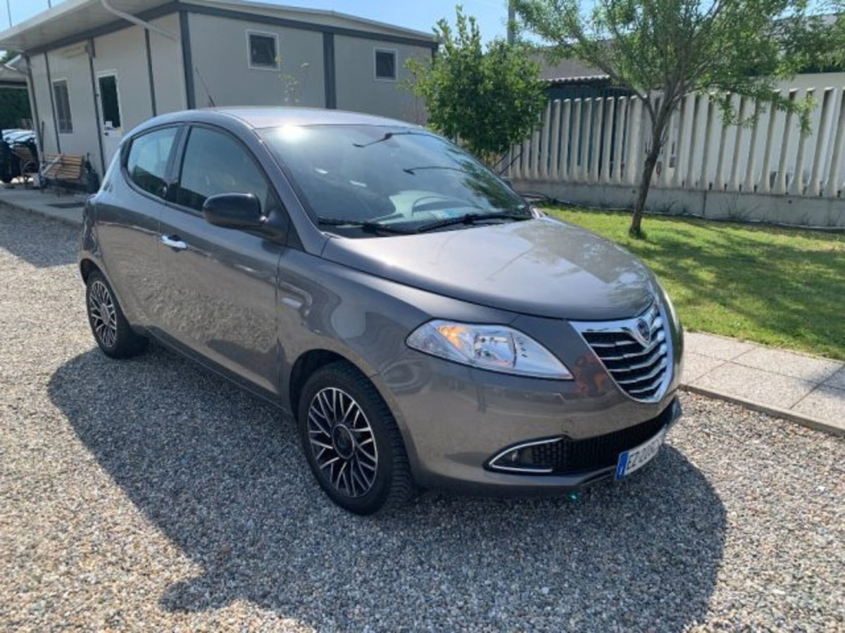 Lancia Ypsilon 1.2 69 CV 5 porte Platinum (3)