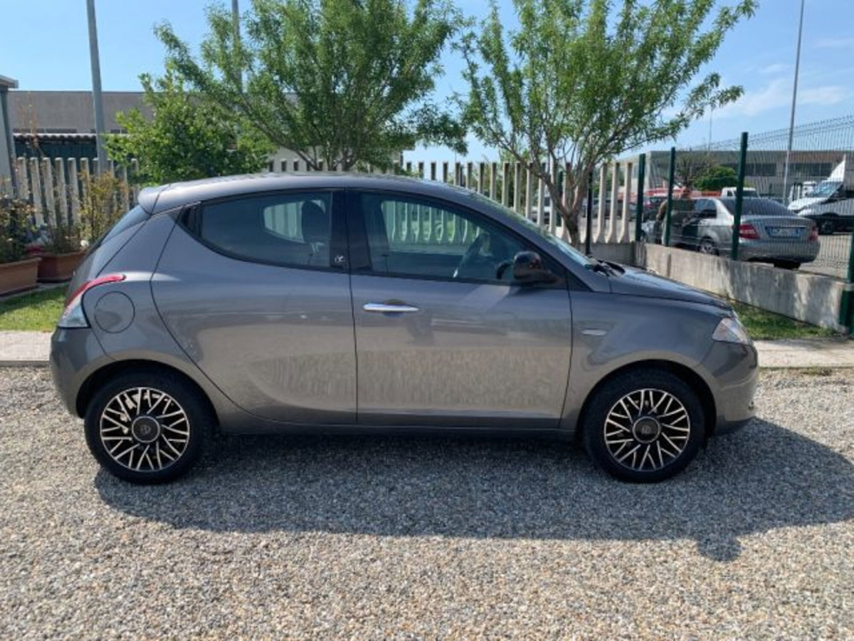 Lancia Ypsilon 1.2 69 CV 5 porte Platinum (4)