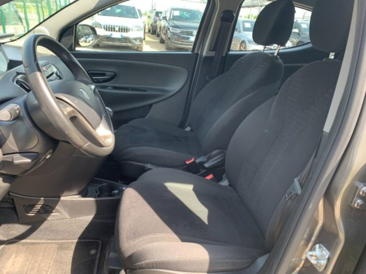 Lancia Ypsilon 1.2 69 CV 5 porte Platinum (9)