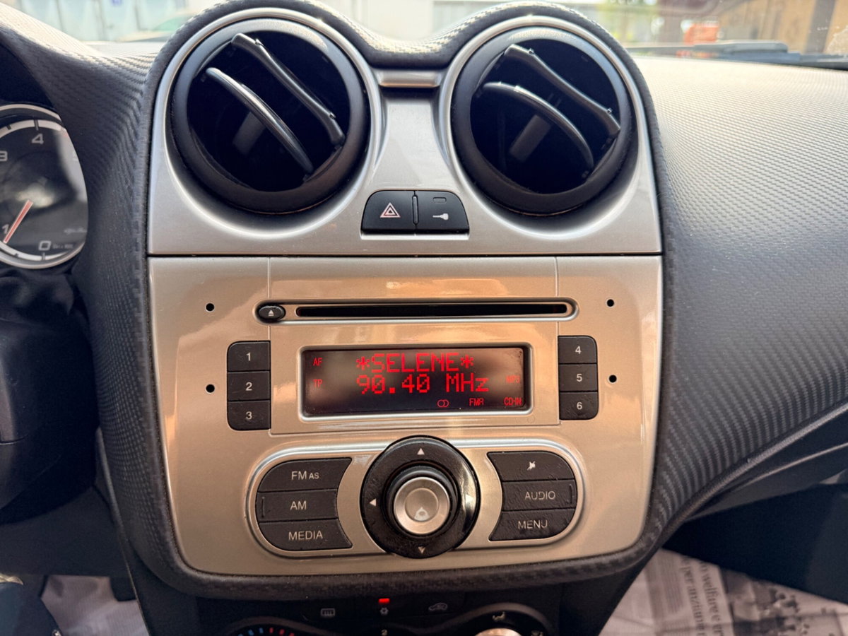 Alfa Romeo MiTo 1.6 JTDm 16V Distinctive Sport Pack (16)