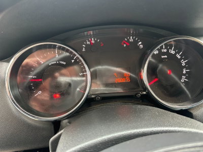 Peugeot 5008 1.6 HDi 110CV Premium (14)