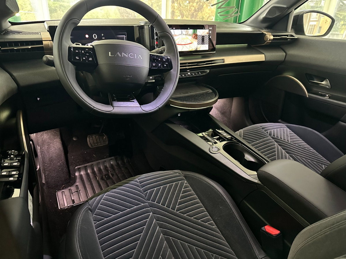 Lancia Ypsilon 1.2 mhev Edizione Limitata Cassina e-dct (17)