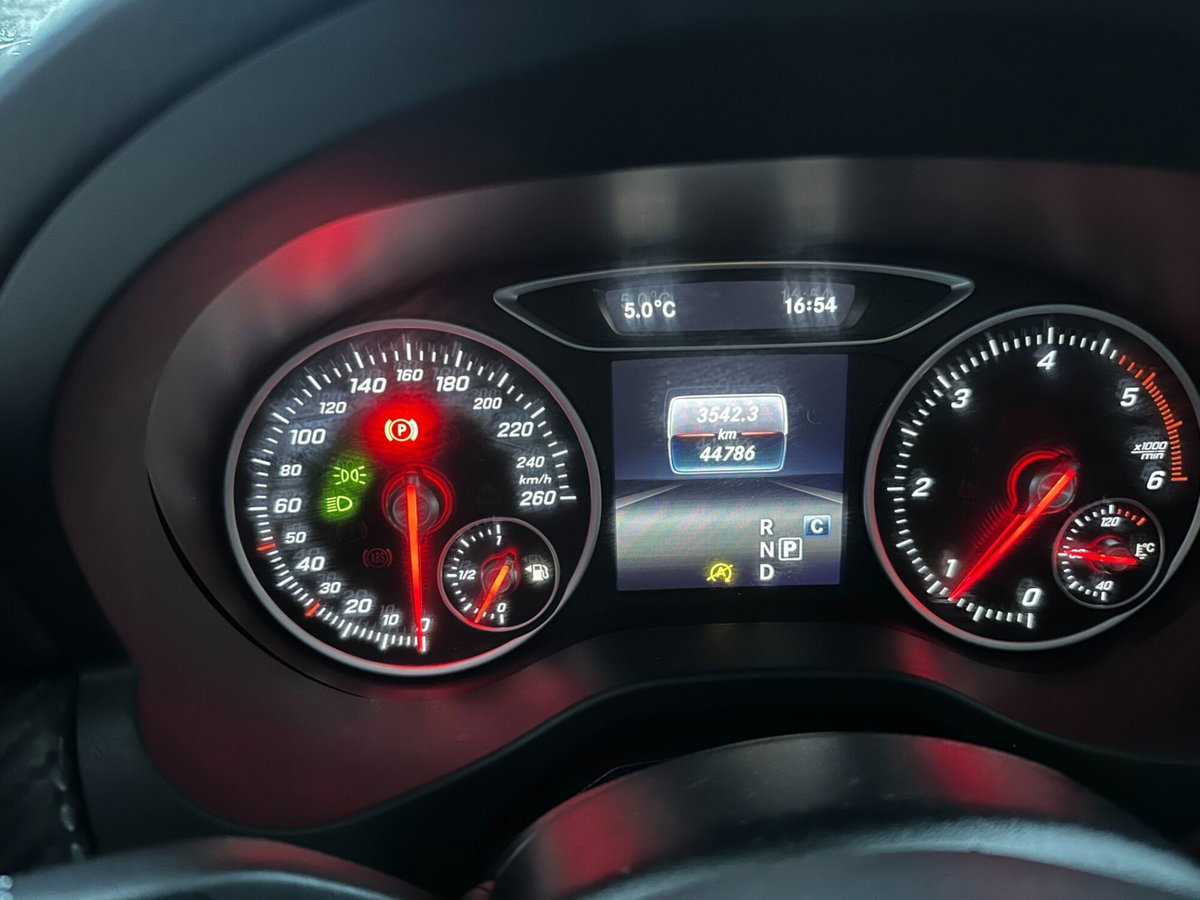 Mercedes-Benz GLA SUV 180 d Automatic Business (18)