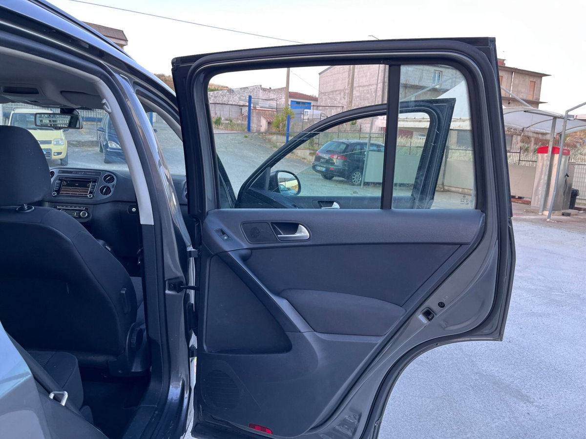 Volkswagen Tiguan 2.0 TDI 110 CV Sport & Style BlueMotion Tech. (10)