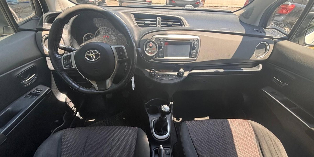 Toyota Yaris 1.D-4D 5 porte Lounge (11)