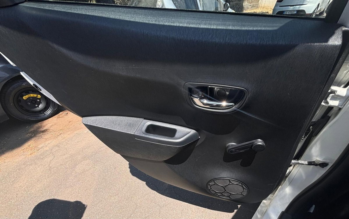Toyota Yaris 1.D-4D 5 porte Lounge (12)