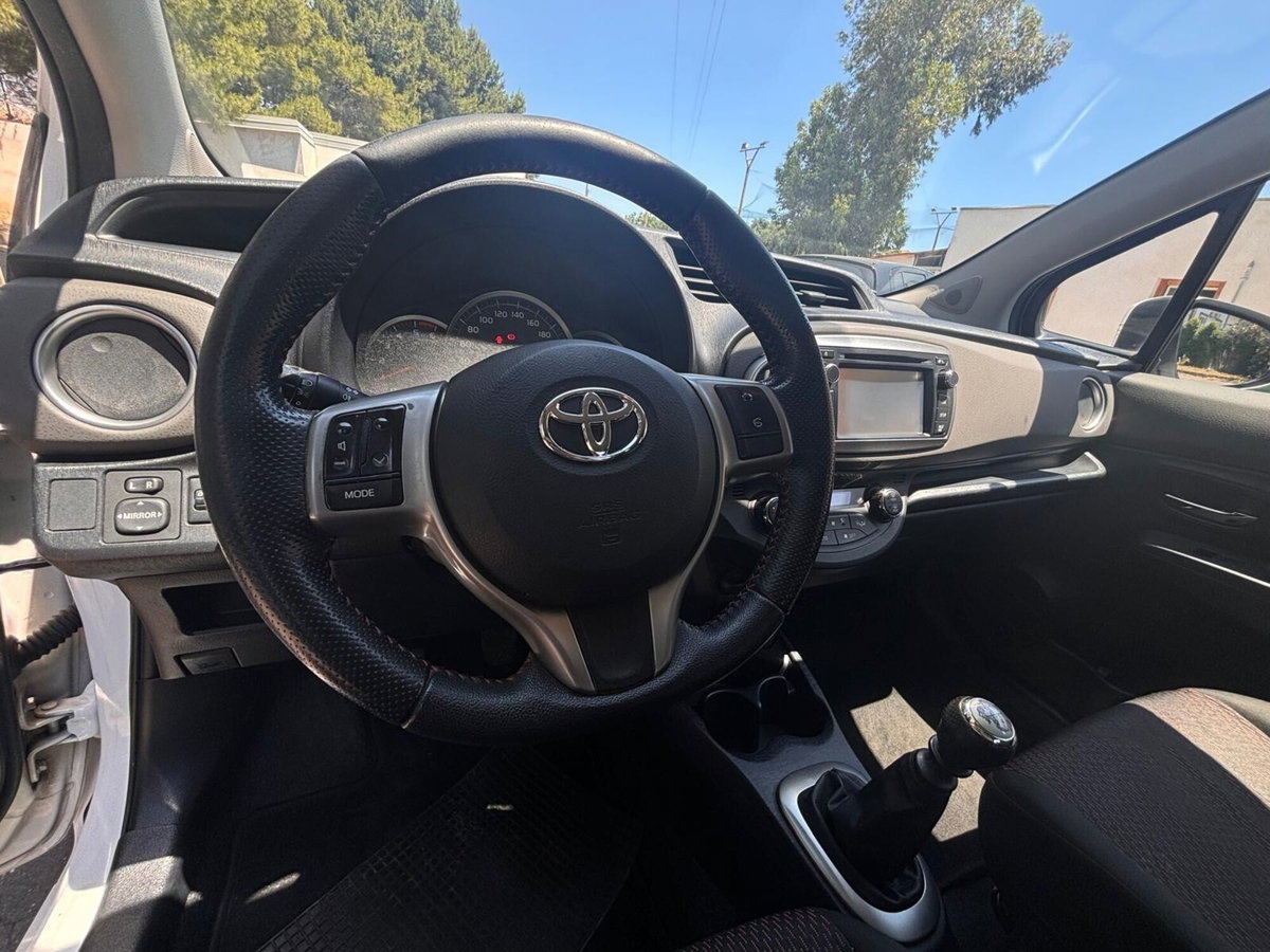 Toyota Yaris 1.D-4D 5 porte Lounge (14)