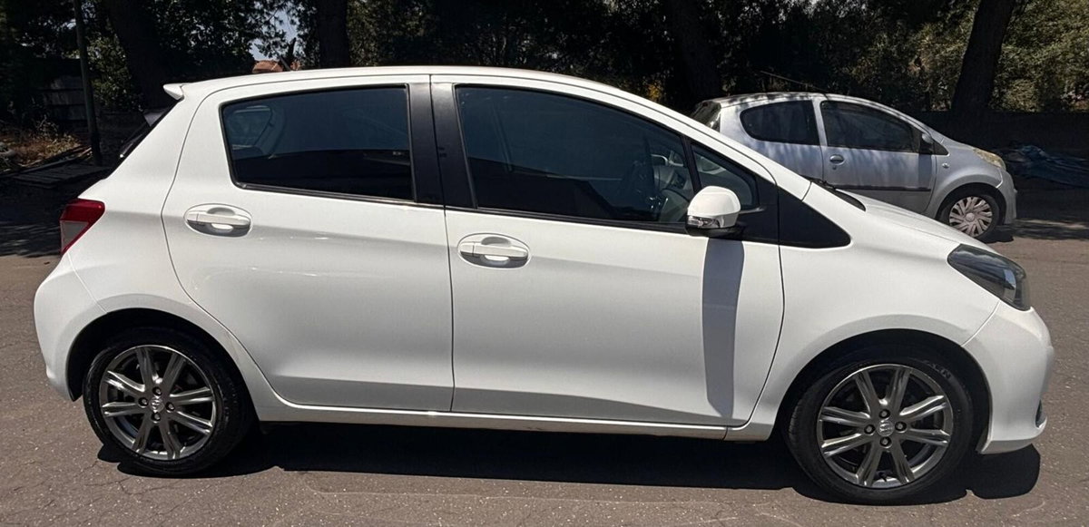 Toyota Yaris 1.D-4D 5 porte Lounge (2)