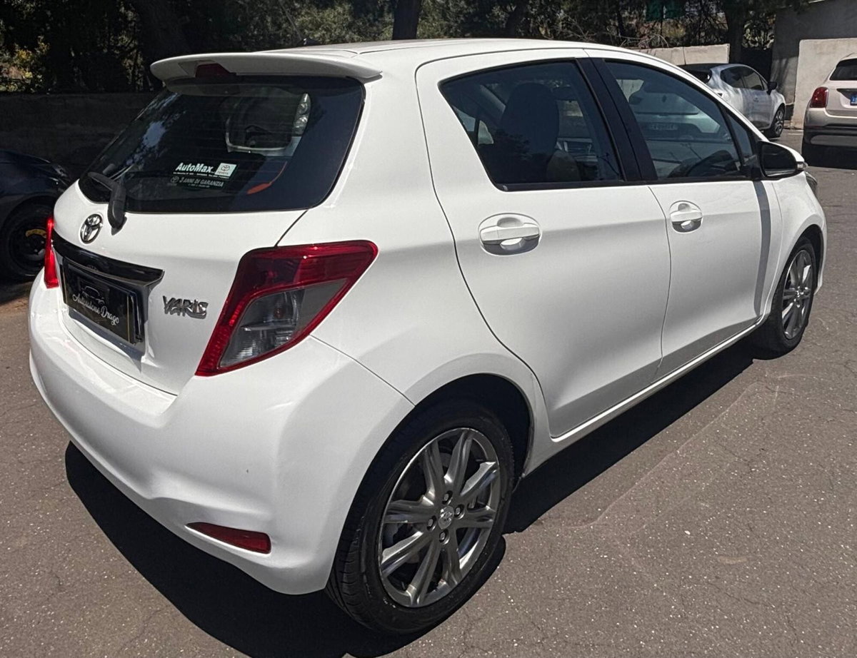 Toyota Yaris 1.D-4D 5 porte Lounge (3)