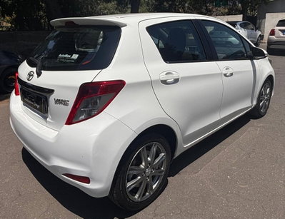 Toyota Yaris 1.D-4D 5 porte Lounge (3)