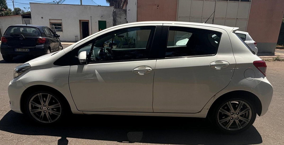 Toyota Yaris 1.D-4D 5 porte Lounge (7)