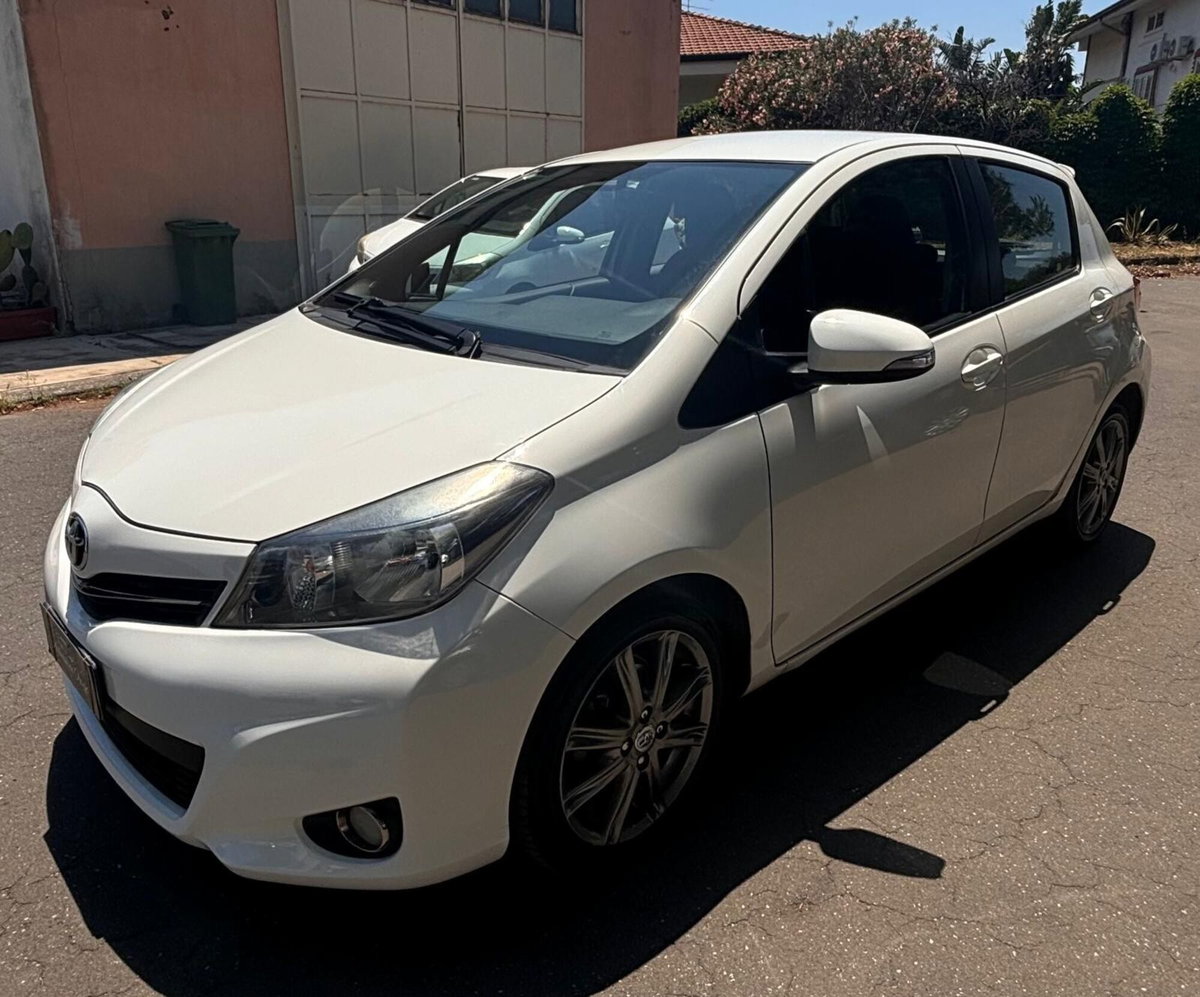 Toyota Yaris 1.D-4D 5 porte Lounge (8)