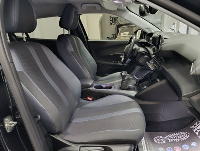 Peugeot 2008 PureTech 130 S&S Allure (14)