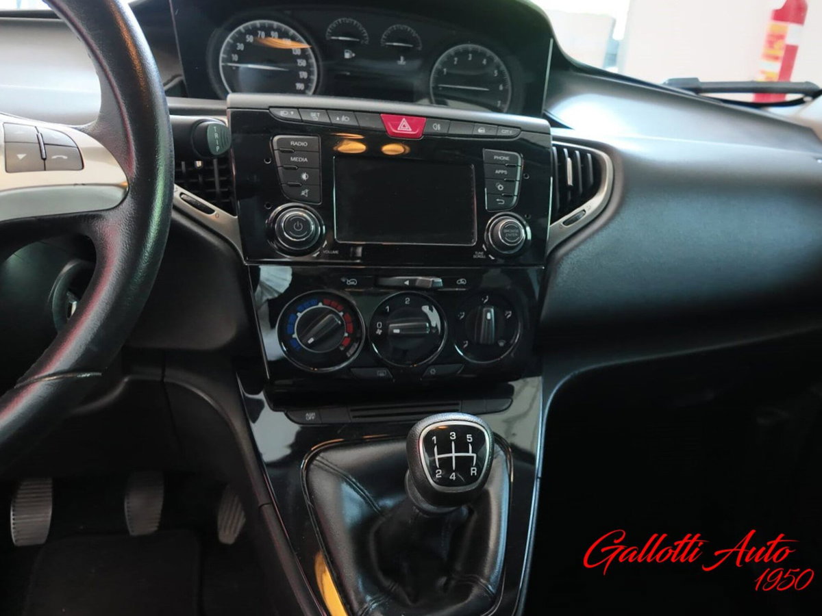 Lancia Ypsilon 1.2 69 CV 5 porte Gold (11)