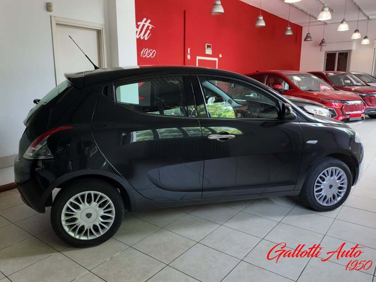 Lancia Ypsilon 1.2 69 CV 5 porte Gold (4)