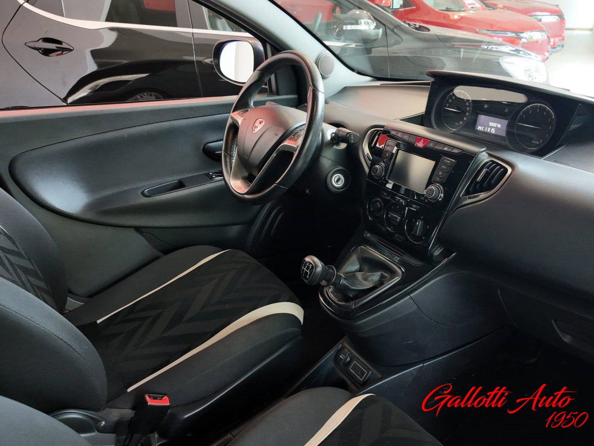 Lancia Ypsilon 1.2 69 CV 5 porte Gold (7)