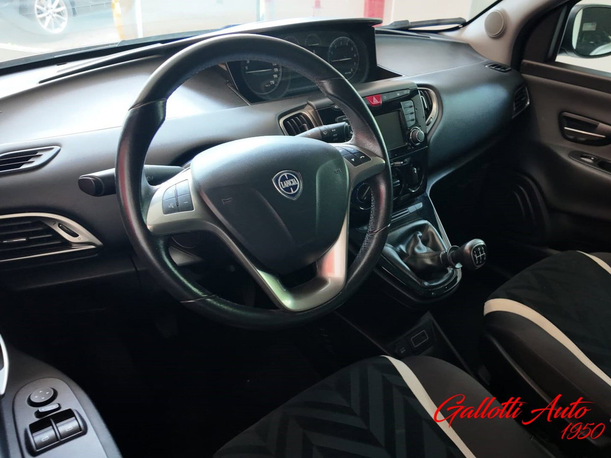 Lancia Ypsilon 1.2 69 CV 5 porte Gold (8)