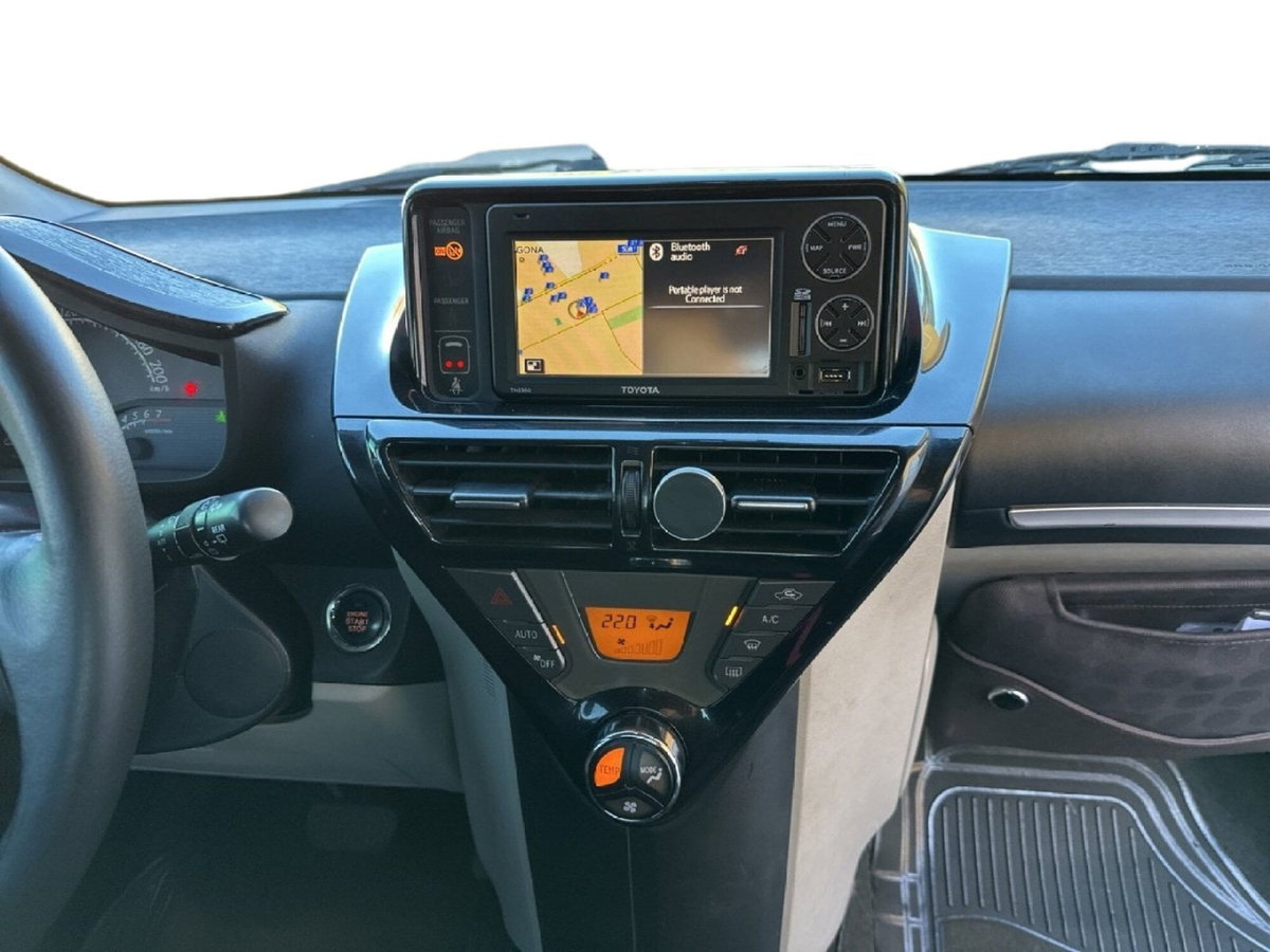 Toyota iQ 1.3 CVT Executive (12)