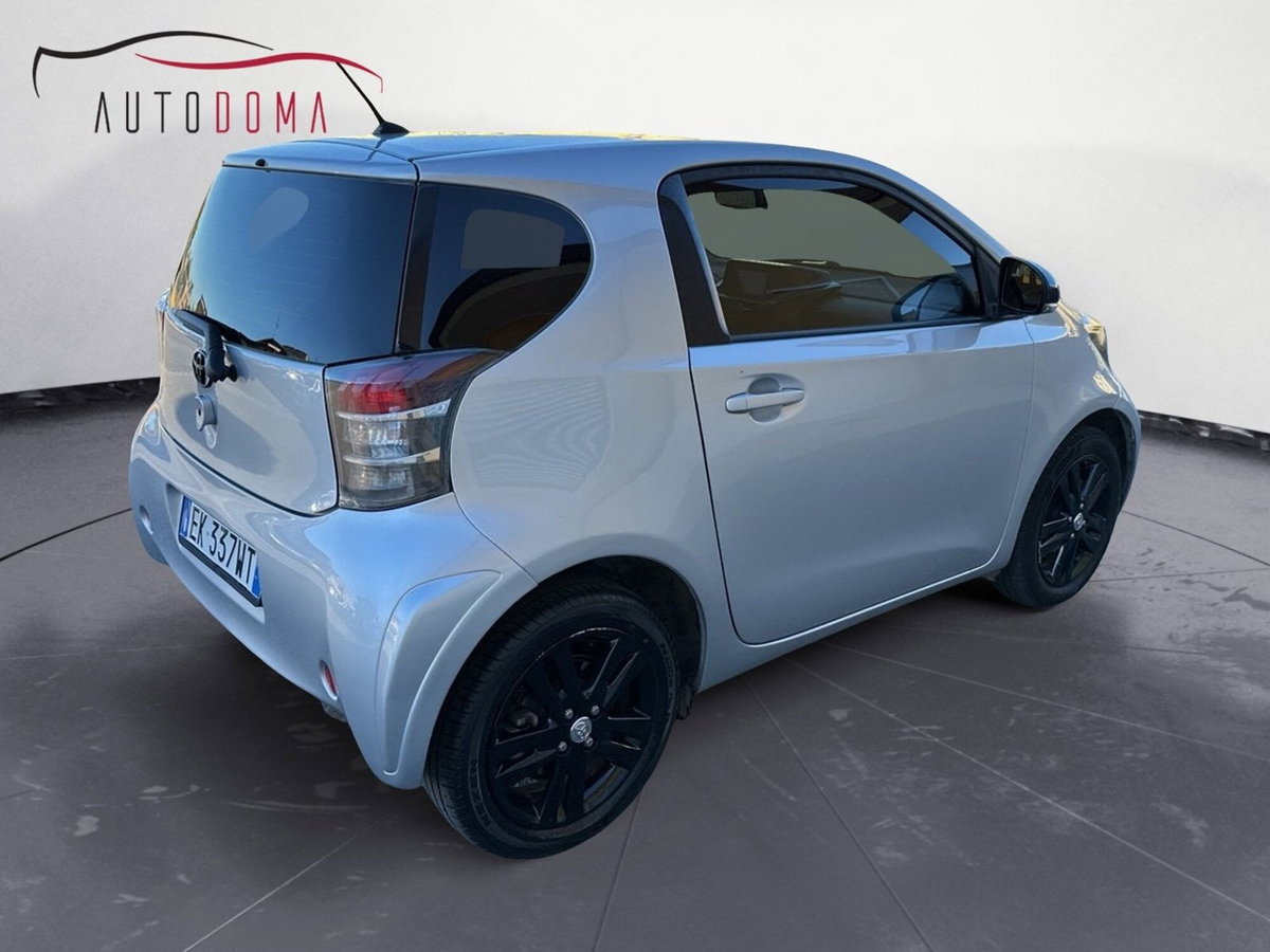 Toyota iQ 1.3 CVT Executive (8)