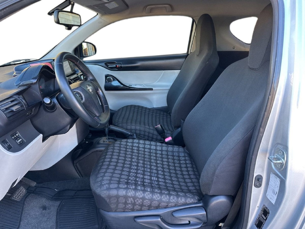 Toyota iQ 1.3 CVT Executive (9)