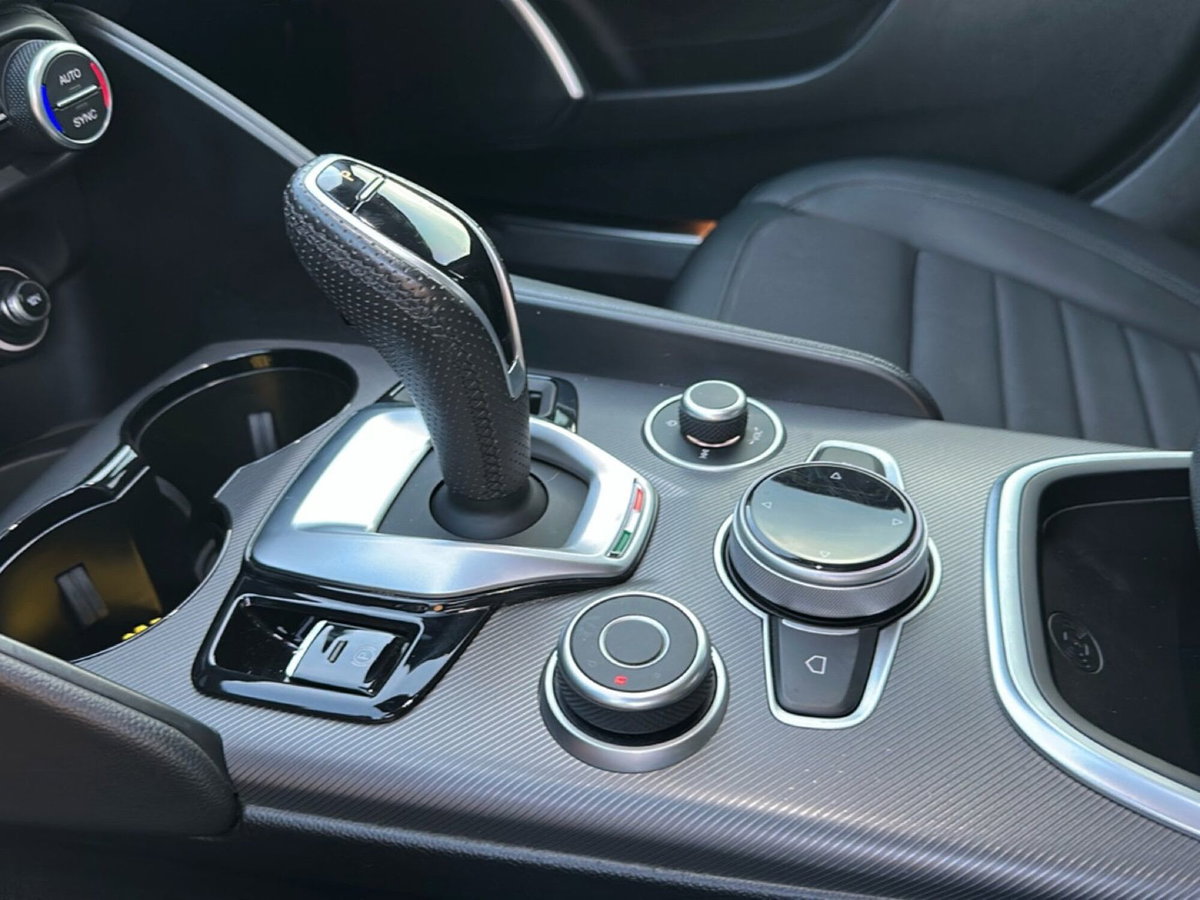 Alfa Romeo Giulia 2.0 Turbo 200 CV AT8 Sprint (17)