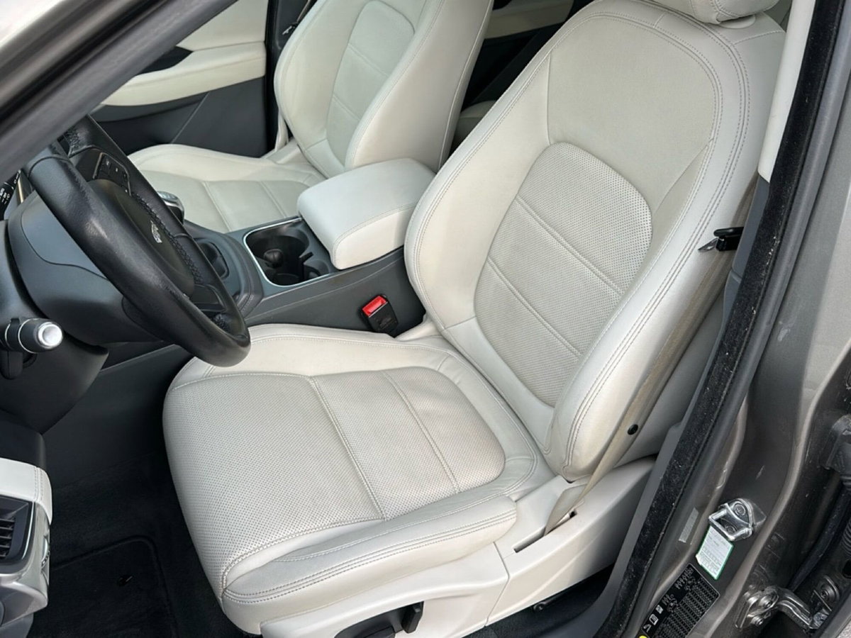 Jaguar E-Pace 2.0D 150 CV S (18)