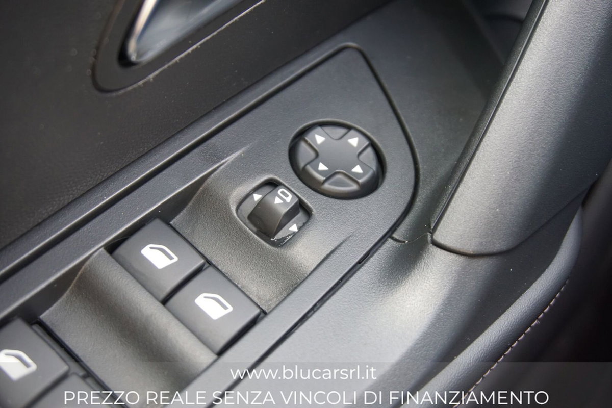 Peugeot 2008 1.2 turbo Allure 100cv (18)