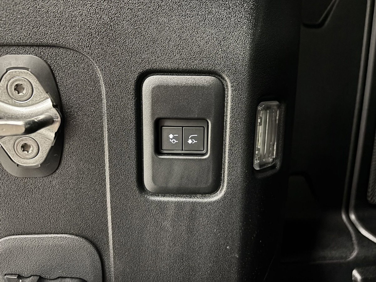 Land Rover Defender 110 3.0d i6 mhev X-Dynamic SE awd 200cv auto (11)