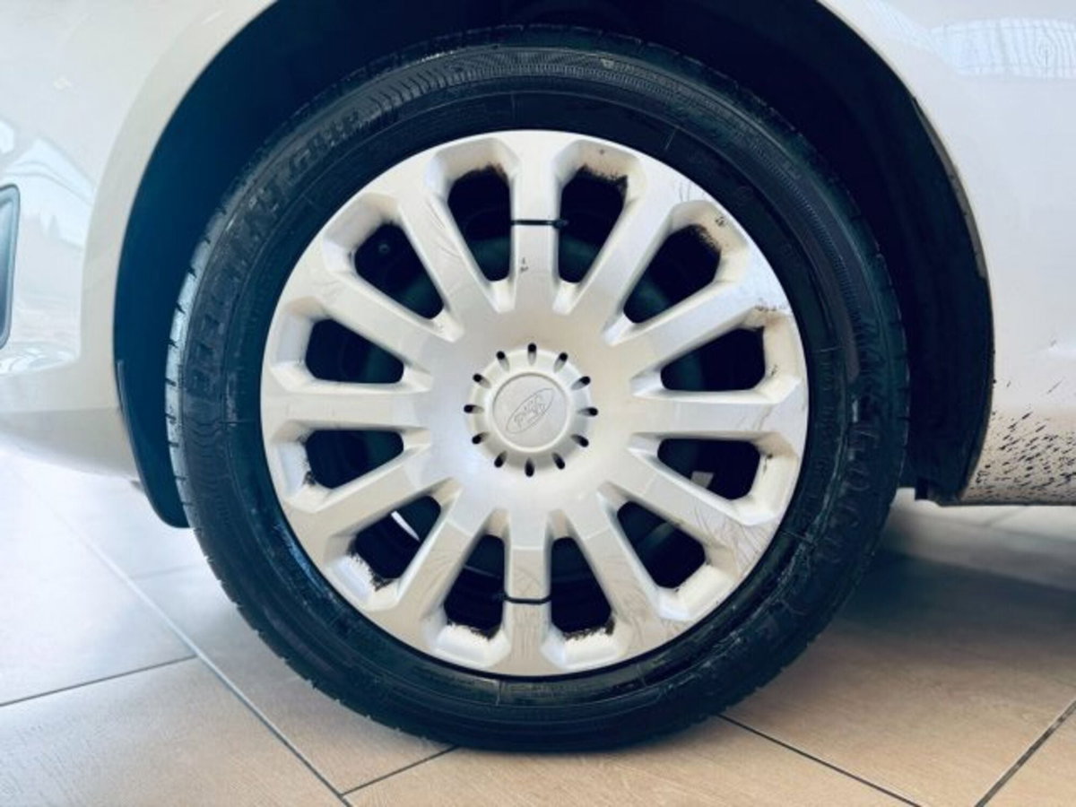 Ford Fiesta 1.5 TDCi 75CV 3 porte Titanium (8)