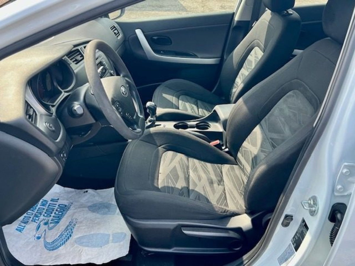 Kia cee'd 1.6 CRDi 110 CV 5 porte Cool (8)