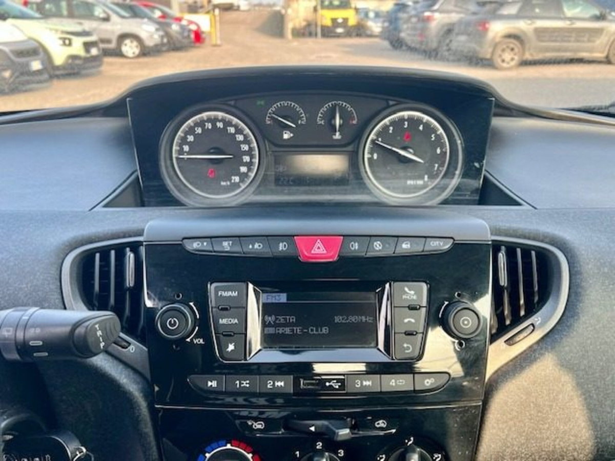 Lancia Ypsilon 1.2 69 CV 5 porte Elefantino Blu (12)