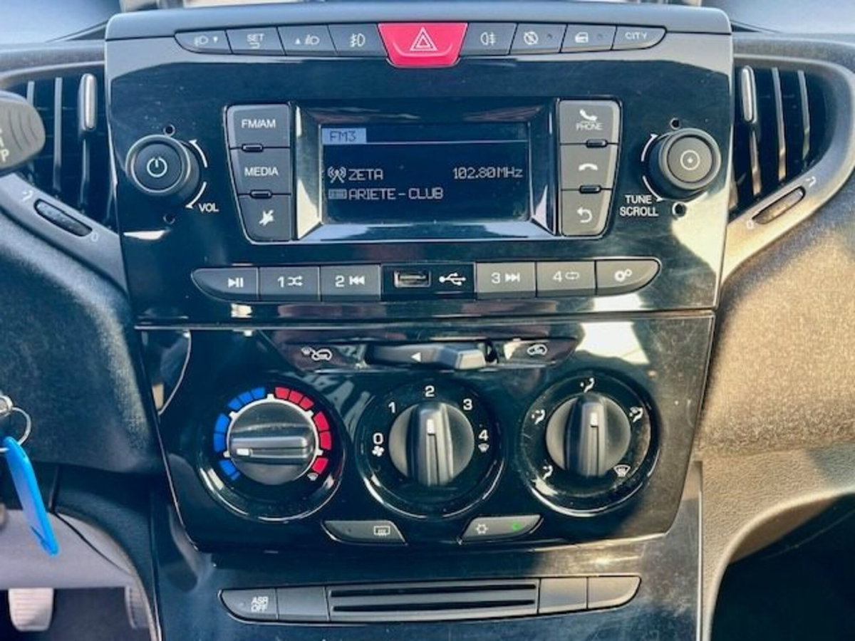 Lancia Ypsilon 1.2 69 CV 5 porte Elefantino Blu (13)
