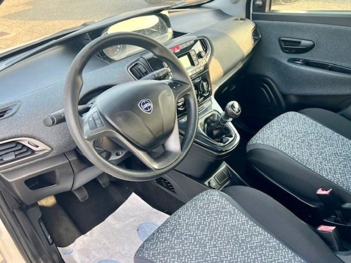 Lancia Ypsilon 1.2 69 CV 5 porte Elefantino Blu (17)