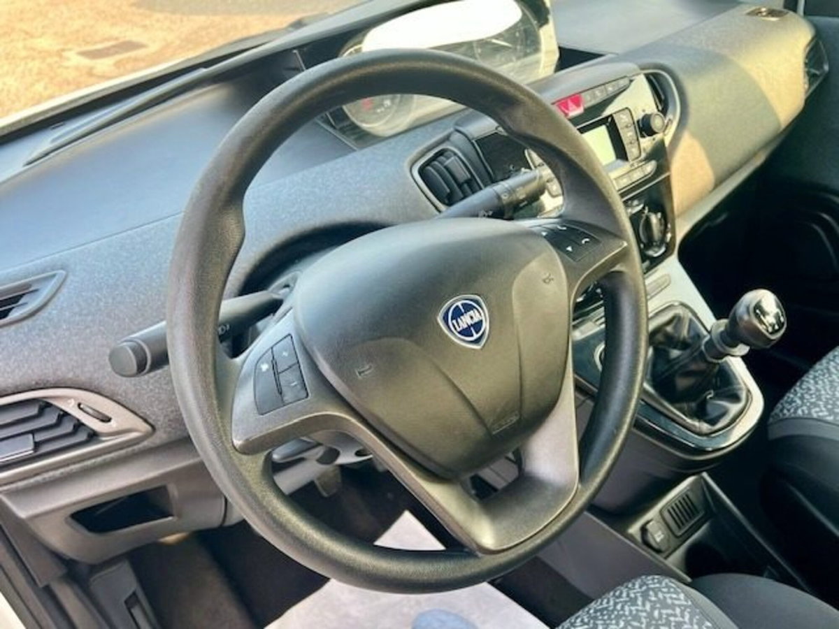 Lancia Ypsilon 1.2 69 CV 5 porte Elefantino Blu (19)