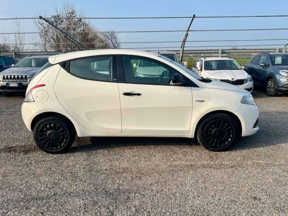 Lancia Ypsilon 1.2 69 CV 5 porte Elefantino Blu (6)