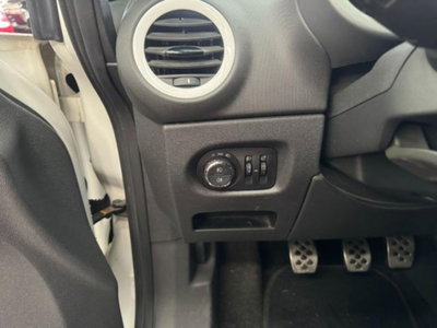 Opel Corsa 1.2 3 porte b-color (15)