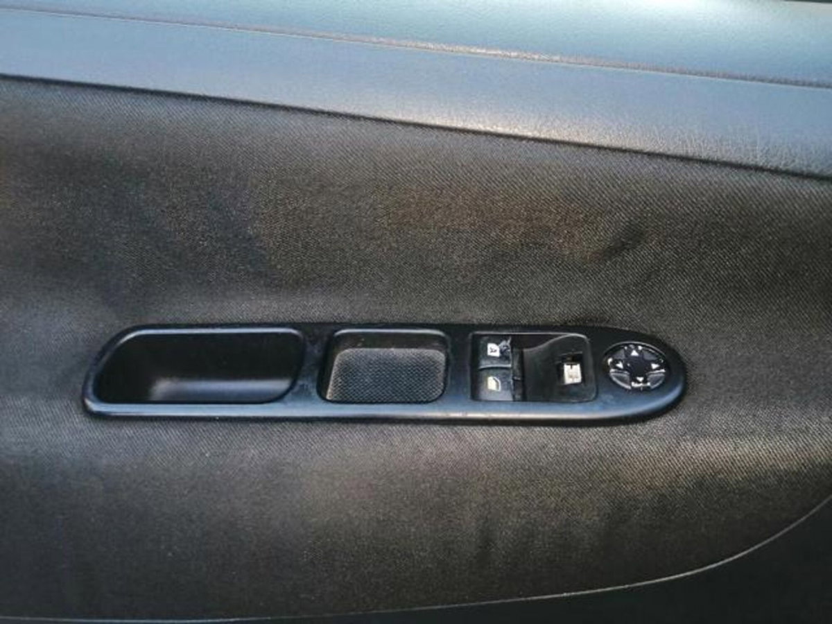 Peugeot 207 SW VTi 95CV Active (11)